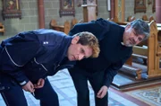 Heino Fuß (Sebastian Schwarz, l.) und Pastor Puttermann (Johannes Rotter, r.) durchsuchen die Kirche nach Hinweisen auf eine Bombe.