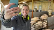 Öffentlichkeitsarbeit im Schweinstall. Gesa Langenberg hat einen besonderen Schweinestall gebaut, mit dem sie Verbraucher:innen zeigen möchte, wie heutzutage konventionelle Tierhaltung funktioniert.