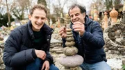 Checker Julian mit Balance-Künstler Volker in seinem Steingarten