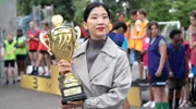 Die vermeintliche Wohltäterin Laura Lee (Joy Maria Bai) heimst die Lorbeeren für den Sieg des Fußballspiels ein.