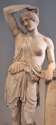 Antike Darstellungen der Amazonen, wie diese Statue in der Antikensammlung in Berlin, zeigen die mystischen Kriegerinnen oft mit der entblößten linken Brust. Unter ihrem rechten Arm ist eine leichte Schwertverletzung dargestellt, die sie als kämpfende Frau ausweisen soll.