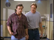 Steve (Barry Van Dyke, r.) besucht seinen Partner Reggie (Joe Penny, l.) im Krankenhaus. Reggie leidet stark unter der Trennung von seiner Familie.