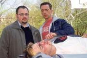 Bonhoff (Wolfgang Krewe, r.) bittet Schulte (Michael Trischan) die Leiche seines Sohnes zu identifizieren.