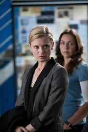 Nikki Alexander (Emilia Fox l.) und DI Ginny Gray (Kirsty Bushell r.) versuchen einen scheinbaren Raubmord aufzuklären.