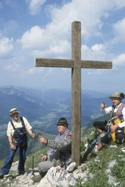 Endlich geschafft: Peter (Peter Lustig, l.) und Nachbar Paschulke (Helmut Krauss, M.) haben den Berggipfel mit Hilfe des Bergführers erreicht.