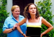 ARD  MARGA ENGEL KOCHT VOR WUT, Deutschland 2002, Regie Michael Günther, am Samstag (26.05.12) um 15:35 Uhr im Ersten. Marga (Marinne Sägebrecht, links) hat schlechte Neuigkeiten für ihre Chefin Nele (Eleonore Weisgerber): Ihr Mann betrügt sie.