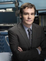 (4. Staffel) - James Wilson (Robert Sean Leonard) ist Leiter der Onkologie. Au&szlig;erdem ist der der beste Freund von Dr. House und der Einzige, der mit seiner Art fast immer zurechtkommt.