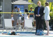 Horatio (David Caruso) vernimmt Monica Dow (Kristina Apgar, re.), die ihre ermordete Freundin Corinne (Jessica Heap, lieg.) am Pool der Dade University gefunden hat.