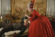 Mick Rory (Dominic Purcell, l.); Marie Antoinette (Courtney Ford, r.)