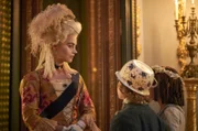 Königin Victoria (Jenna Coleman, l.) mit Prinz Bertie (Laurie Shepherd) und Prinzessin Vicky (Louisa Bay, r.)
