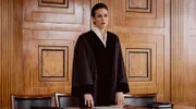 Die ehrgeizige Staatsanwältin Odette Santos (Anne Diemer) lässt sich im Gerichtssaal nicht beirren, egal was passiert.