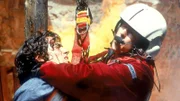 In letzter Sekunde wird Gero (Stefano Bernardin) von Peter Berger (Serge Falck) aus der Flammenhölle gerettet.