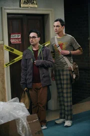 Das Leben der Physiker Leonard (Johnny Galecki, l.) und Sheldon (Jim Parsons, r.) wird auf den Kopf gestellt, als plötzlich die attraktive Penny in die Nachbarwohnung einzieht ...