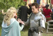 Lady Jane (Anita Briem, l.) gewährt dem König (Jonathan Rhys Meyers, r.) während eines Turniers, ein Pfand von ihr zu tragen ...