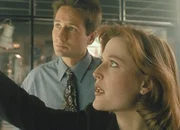 Mulder (David Duchovny, l.) und Scully (Gillian Anderson, r.) stellen bei ihren Recherchen über eine Mordserie in Aubrey, Missouri, fest, dass es dort schon vor 50 Jahren ähnliche Morde gab und der damalige Täter heute wieder auf freiem Fuß ist.