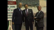 Ronald Reagan gemeinsam mit Helmut Schmidt und Richard von Weizsaecker am Checkpoint Charlie