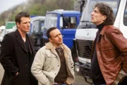 Tom (Rene Steinke, li.) und Semir (Erdogan Atalay, Mi.) erkundigen sich bei Klein (Robert Munzinger) nach Polizeifahrzeugen auf dem Schrottplatz.