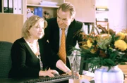 Bürgermeister Wöller (Fritz Wepper, r.) und Marianne Laban (Andrea Wildner, l.) bei der Arbeit.
