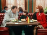 Mona (Katherine Helmond, r.) nimmt den kleinen Billy (Jonathan Halyalkar, M.) mit in eine Bar, in der sie sich mit ihrem Freund Charlie (Ed Winter, l.) trifft.