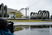 Am Geothermalkraftwerk Hellisheiði auf Island wurde im Jahr 2006 das CarbFix Projekt gestartet. Es geht darum, CO2 dauerhaft in Gestein zu binden. Erste Versuche verliefen äußerst vielversprechend.