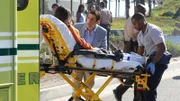 Während die verletzte Sam (Taylor Cole, li.) von Sanitätern zum Transport vorbereitet wird, konfrontiert Ryan (Jonathan Togo, Mi.) sie mit seinem Verdacht...