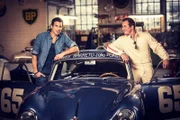 Automobil-Moderator Andreas Jancke (35) und Testfahrer Lance David Arnold (27) an einem Porsche 356 Carrera 2.