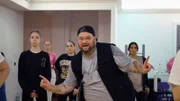 Chris Fandrey, erfolgreicher Profitänzer und Choreograf. Beim Tanzen vergisst er, dass er nicht den Schönheitsidealen der harten Tanzbranche entspricht.