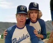 Lola Stenhauser (Debbie Zipp) und ihr geschiedener Mann Jerome "Killer" Kappelwitz (Peter Isacksen) kommen sich im Baseballteam wieder näher.