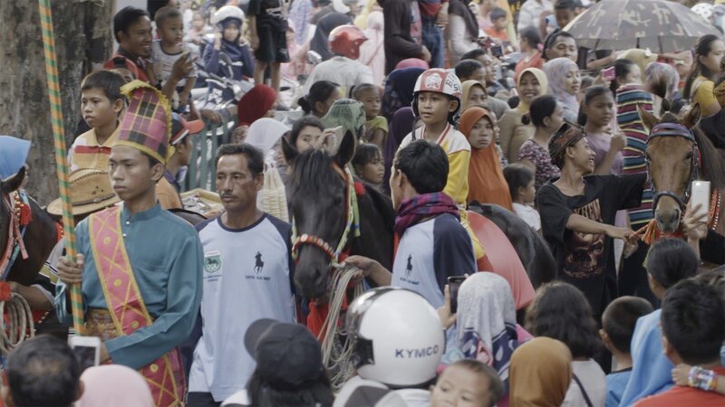 Riders of Destiny – Das harte Schicksal von Kinderjockeys / Indonesiens kleine Reiter (D, 2017)