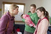 Danni (Annette Frier, l.) versucht Stefanie (Emma Grimm, r.) und Mirco (Max von der Groeben, 2.v.r.) zu helfen, ihre kleine Tochter zurückzubekommen.