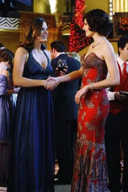 Auf dem Wohltätigkeitsball lernt Kate (Stana Katic, r.) die wohlhabende Ruth (Elizabeth Ann Bennett, l.) kennen.