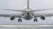 Die Air Florida 737 beschleunigt die Startbahn hinunter, Blick auf den Rumpf und die Tragfläche mit Triebwerk.  â€¨â€¨(credit: Cineflix International Media)