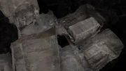 Ein weiter Blick auf den Grabkomplex am Boden des 30 m tiefen Saqqara-Schachts K24. Der Sarkophag mit dem zerbrochenen Siegel befindet sich auf der oberen rechten Seite, was die Größe des Steinsarges verdeutlicht. Mit einer Länge von 9 Fuß und einer Höhe von 5 Fuß nimmt er fast die gesamte Grabkammer ein, in der er sich befindet, und ist damit der größte Sarkophag im gesamten Schacht.