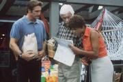 Steve (Barry Van Dyke, l.), Mark (Dick Van Dyke, M.) und Amanda (Victoria Rowell, r.) suchen den kleinen Ort, in dem sich Jesse und Susan aufhalten.