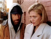 Walker (Chuck Norris) recherchiert dieses Mal im Obdachenlosenmilieu und kleidet sich dementsprechend - sehr zur Überraschung von Alex Cahill (Sheree J. Wilson), die ihn beinahe nicht erkannt hätte.
