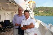 Auf der "Traumschiff"-Reise nach Macau ist auch Oskar Schifferle (Harald Schmidt, l.) wieder mit an Bord. Dr. Sander (Nick Wilder, r.) freut sich.
