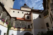 Der Innenhof von Burg Clam.