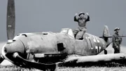 Soldaten posieren mit einer Messerschmitt Bf, die bei East Langdon in Kent eine Bruchlandung erlitten hat. (Artifex Animation Studios Inc./Alamy)