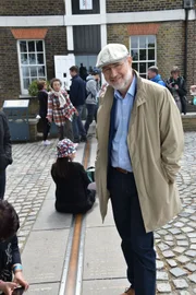 Moderator Harald Lesch steht an der berühmtesten Linie der Welt: dem Längengrad Null in Greenwich.