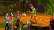 Peter Pan tanzt den Verlorenen Kindern in Nimmerland etwas vor.