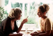 Martina (Lara Joy Körner, re.) holt sich einen guten Rat von ihrer Tante Dona Joanna Martinez (Gila von Weitershausen).