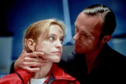Jorge (Dirk Martens) hält Karin Thaler (Roswitha Meyer) im Würgegriff, um sie auf seine Sache einzuschwören. Sie hat sich anstatt der verletzten Anna zur Verfügung gestellt, um an dem Massenselbstmord teilzunehmen.