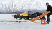 Joel Jacko sammelt sein Werkzeug ein, um Holzbretter zu schneiden. (National Geographic)