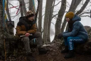 Auf einer Lichtung im Wald erzählt Pietro (Emanuele Maria Di Stefano) der Kunstturnerin Martina (Alessia De Falco) von seinen Familienangehörigen, die bei einem Lawinenunglück ums Leben gekommen sind.