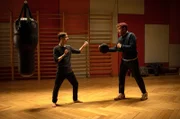 „Die Kunst zu kämpfen“ vermittelt Nils Sanchez (Enrique Fiß, r.) seinem Schüler Anton Marchlewski (Niklas Post, l.) beim Taekwondo.