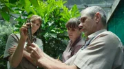 Die Naturschützer vom Deparment of Conservation werden das Wachstum dieser jungen Brückenechse überwachen: Leigh Joyce, Nicola Toki, Richard Walle (von links) auf Little Barrier Island, Neuseeland.