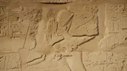 Wand mit Kunstwerken, die Ramses als Krieger im Karnak-Tempel zeigen. (Windfall Films/Michaela Moir)