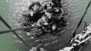 Soldaten halten sich an Seilen fest, um an Bord von kleinen Schiffen gezogen zu werden. (ALAMY)
