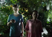 Lennard (Maximilian Braun) und Olivia (Holly Geddert) suchen Martha im Schmetterlingshaus.