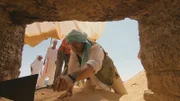 Ägypten - Der Archäologe Prof. Alejandro Jimenez Serrano gräbt den Eingang zu einer neuen Grabstätte aus. (Kredit: Windfall Films)